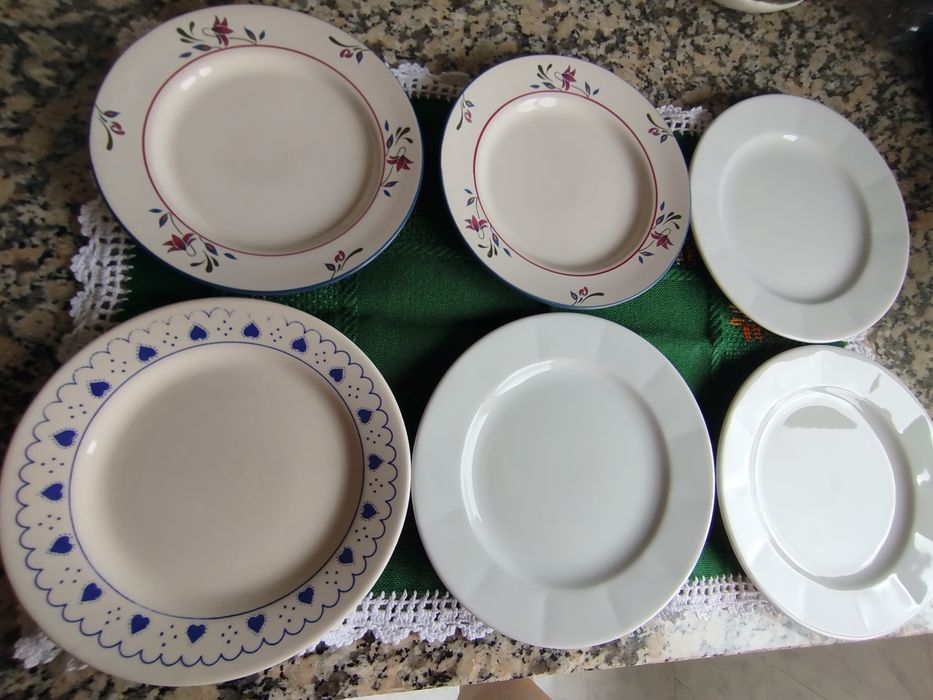 Vários pratos e chávenas de café