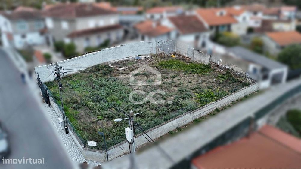 Terreno plano para construção com 536m2 e com projeto aprovado — Santa Maria Maior, Vila Real