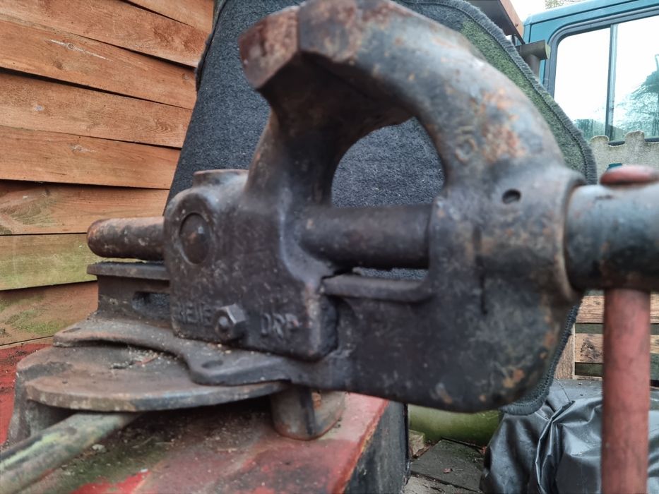 Sprzedam duże  , obrotowe imadlo.