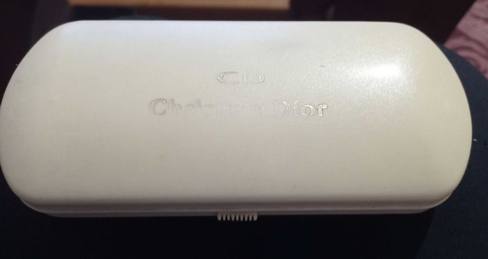 Футляри для окулярів різні