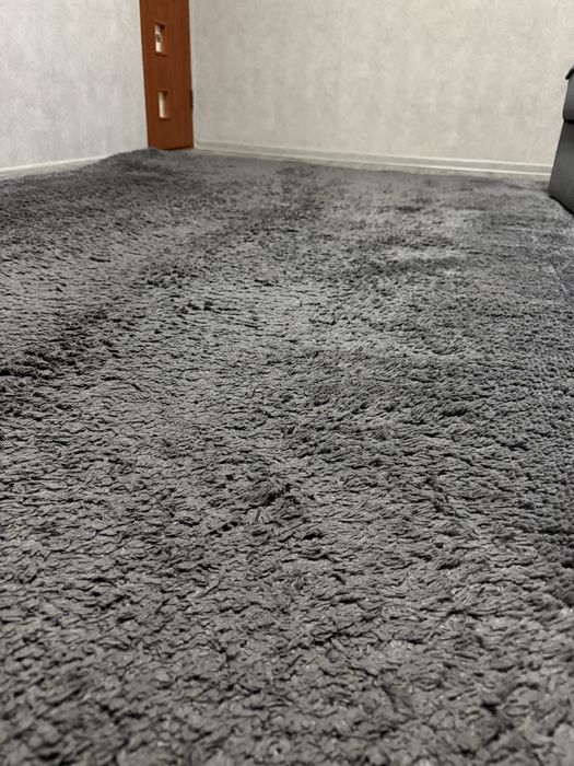 Продам сірий ворсистий килим в хорошому стані.