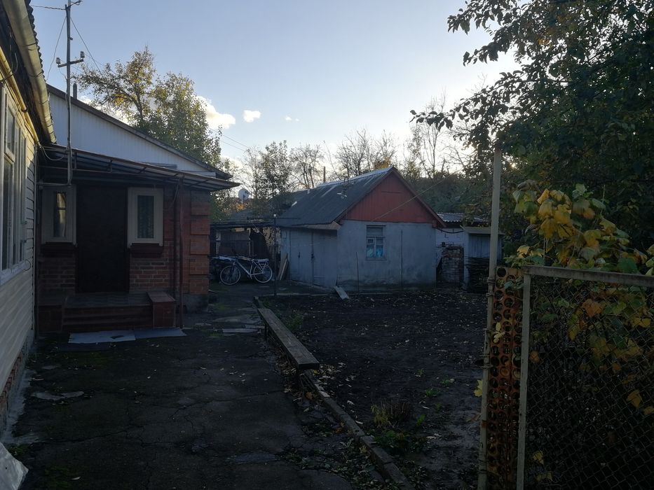 Продається частина будинку в місті