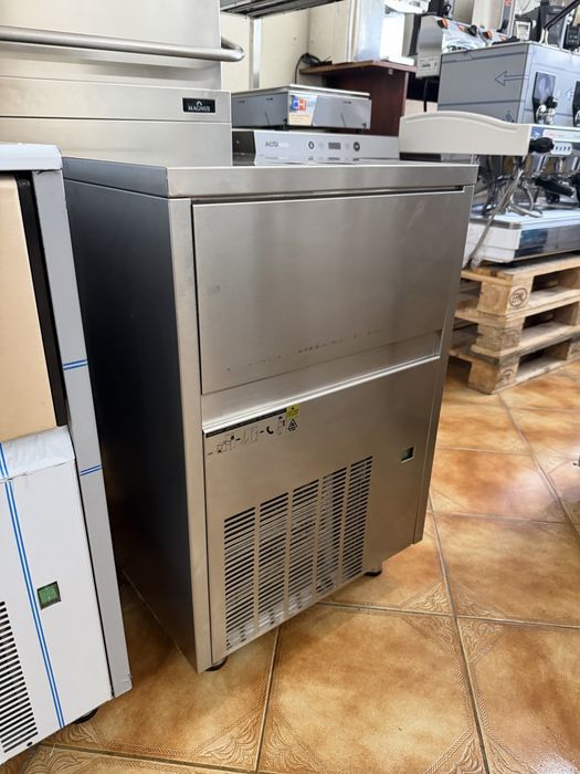 Maquina de Gelo  triturado  Brema  Produção de 60 kg a 90 kg em 24 horas
