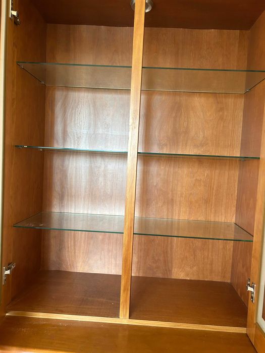 Móvel em madeira para sala ou casa de jantar