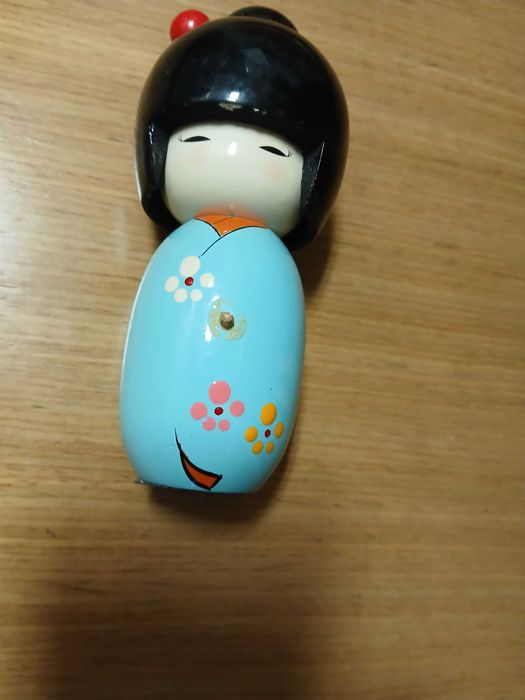 Boneca oriental em loiça (14cm)