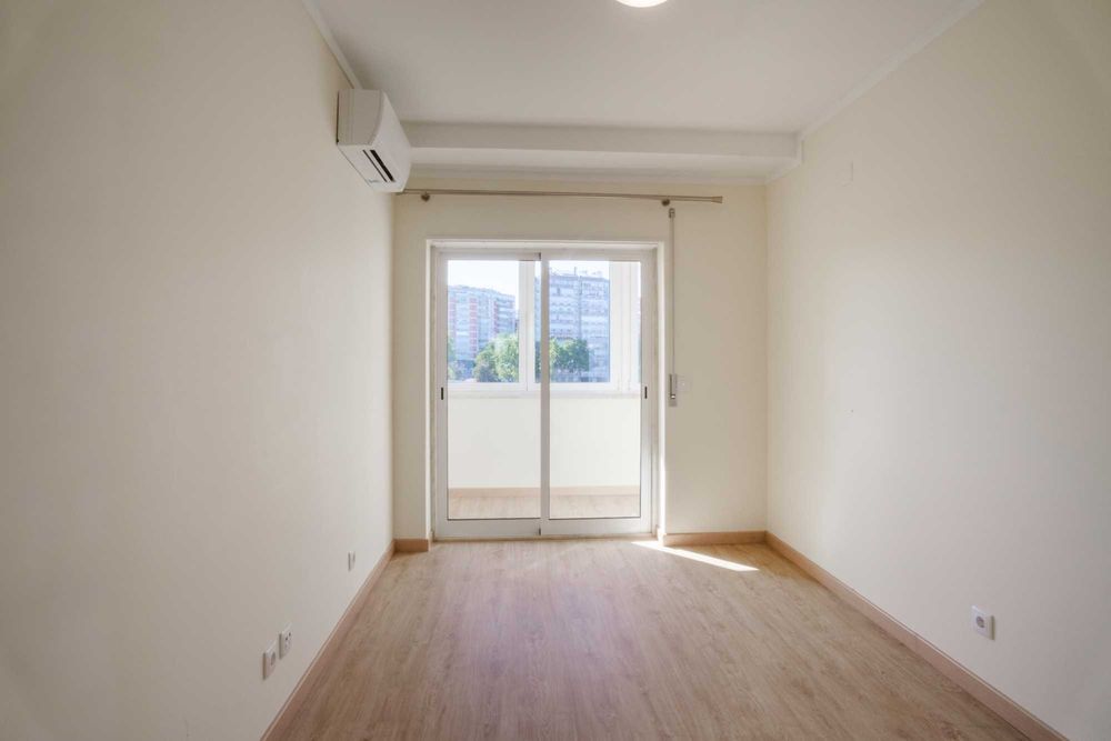 T3 renovado c/ garagem + carregamento elétrico (Metro C. Militar e Colombo)