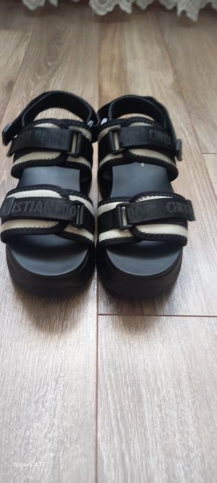 Продам босоніжки нові