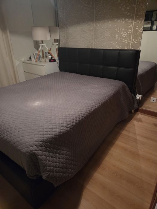 Cama estofada castanha com arrumação elevatória