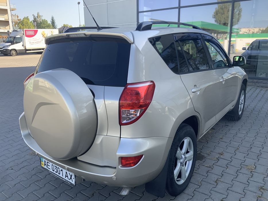 Автомобіль Тайота RAV4 2006 року випуску