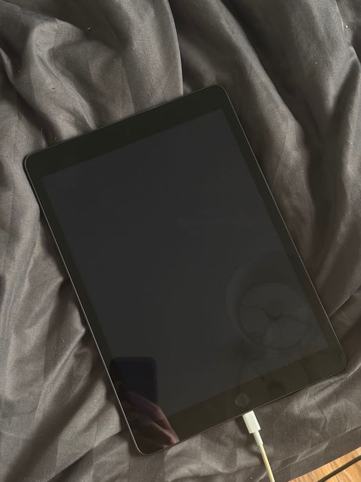 iPad 9th generation 64G + rysik zagg + kabel