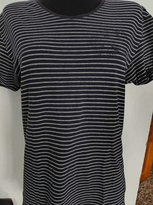 Czarna bluzka t-shirt serek w paski