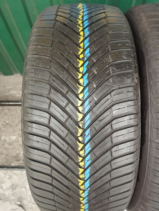 Пара всесезонних шин Continental 235/50/18
