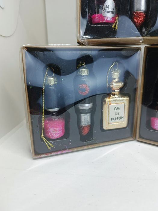 Zestaw szklanych bombek – flakonik perfum, lakier i pomadka