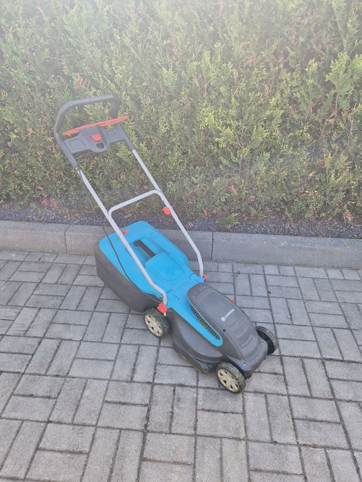 Kosiarka elektryczna GARDENA PowerMax 1400/34 o mocy 1400W i szerokości koszenia 34cm.