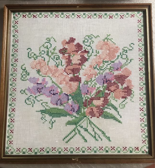 Quadros floridos/ flores em ponto cruz bordados à mão