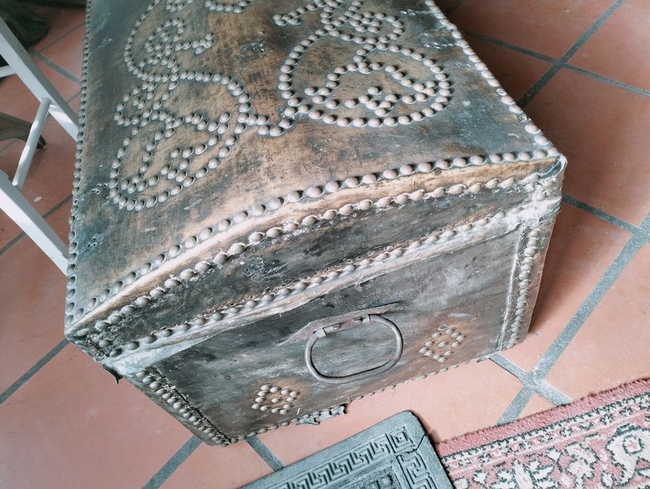 Baú com chave em pele