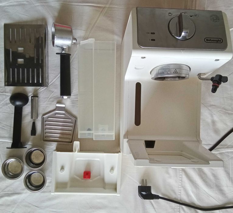 Механічна ріжкова кавомашина рожкова кофемашина Delongi model ECP3321W