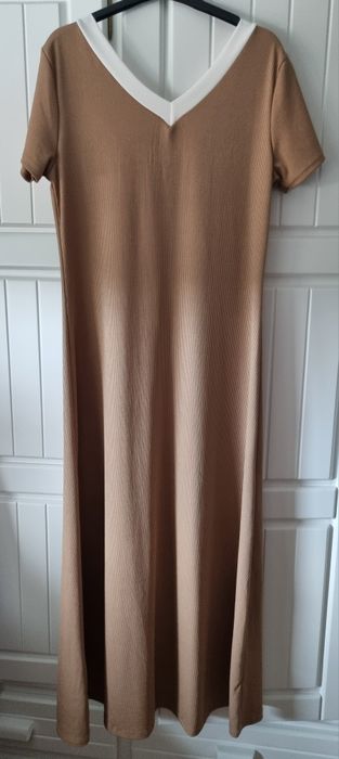 Vestido comprido de verão, bege com uma risca branca no centro. TU (até L)