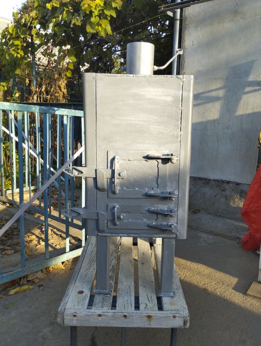 Печь буржуйка с варочной поверхностью.