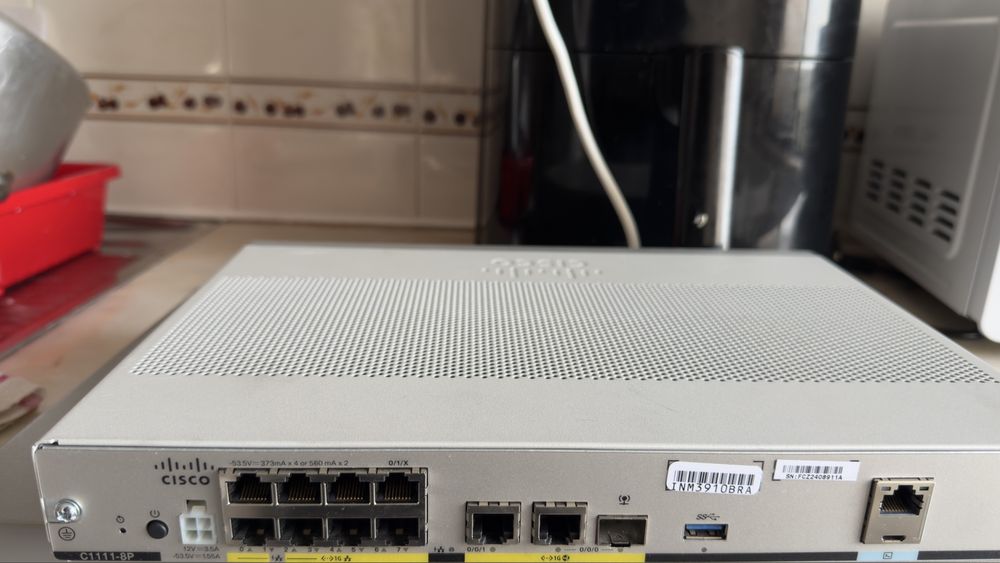 Cisco C1111-8P, da série ISR 1100