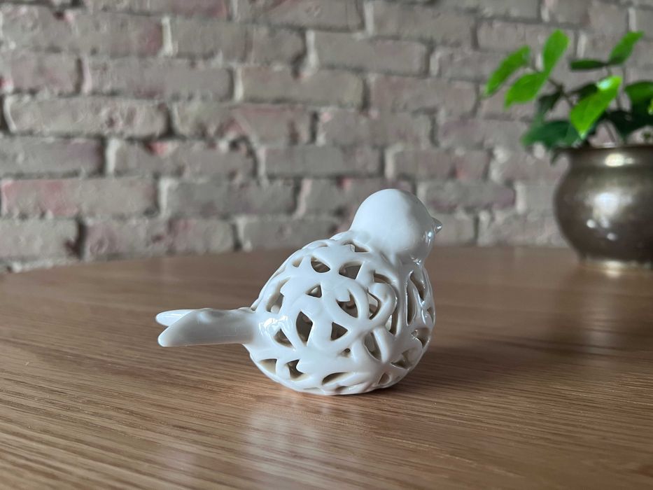 Figurka - biały ceramiczny, ażurowy ptaszek, dekoracja