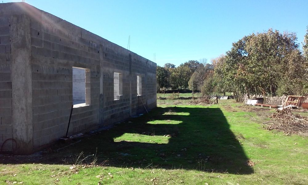 Terreno com pavilhão agrícola 200m2