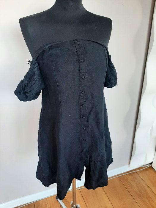 Czarna krótka sukienka z lnem 54% i wiskozą zapinana z przodu na guzik