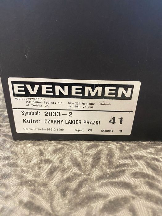 Mokasyny loafersy męskie lakierowane prążki 41