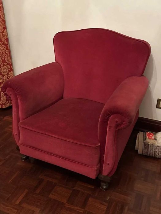 Cadeirão Clássico em Veludo Vermelho – Estilo Inglês com Rodízios