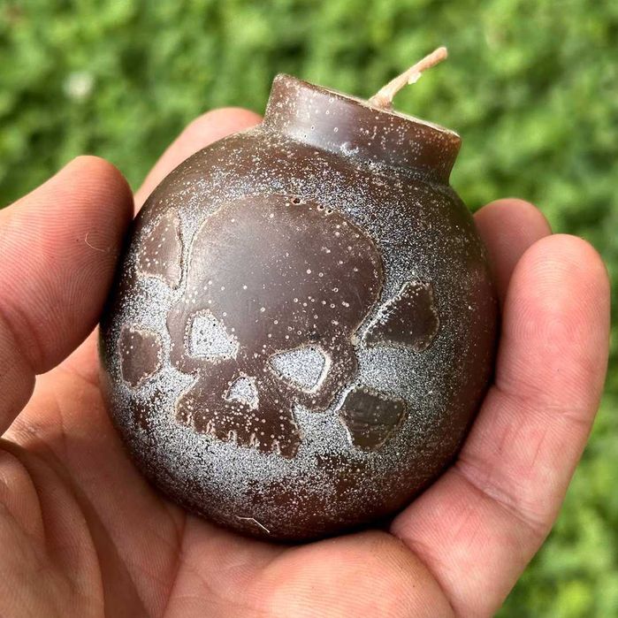 Свічка ручної роботи у формі бомби