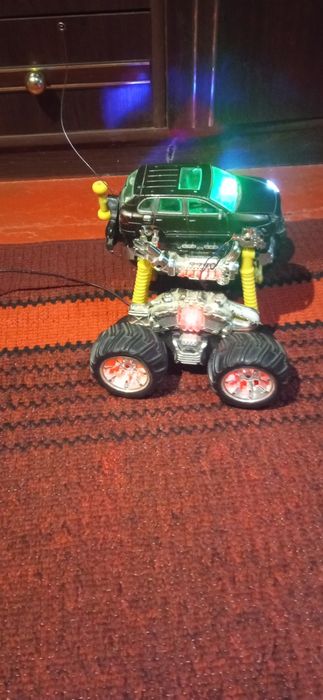 Велика цікава машинка на радіокерувонні