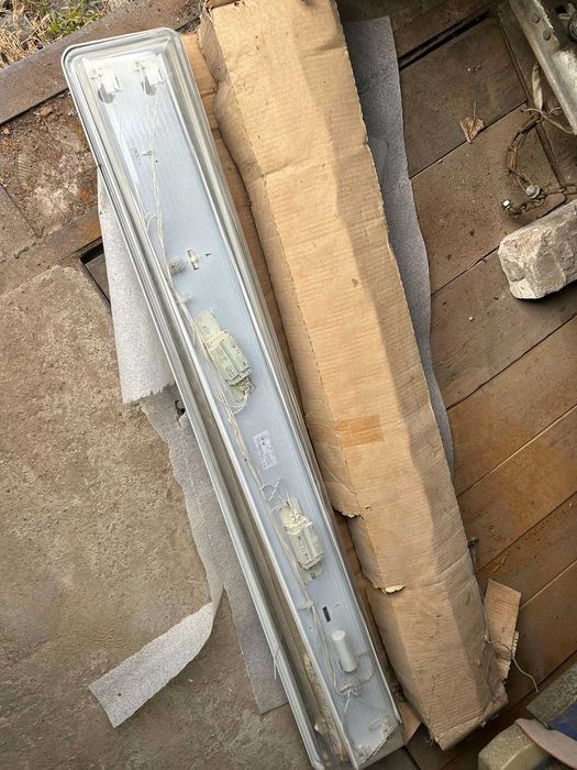 Линейный промышленный светильник с лампами