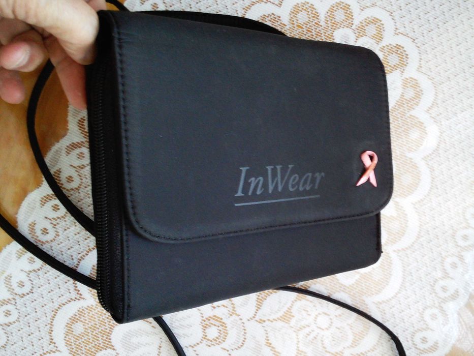 Torebka mała czarna. Wymiary: 18 x 15 cm