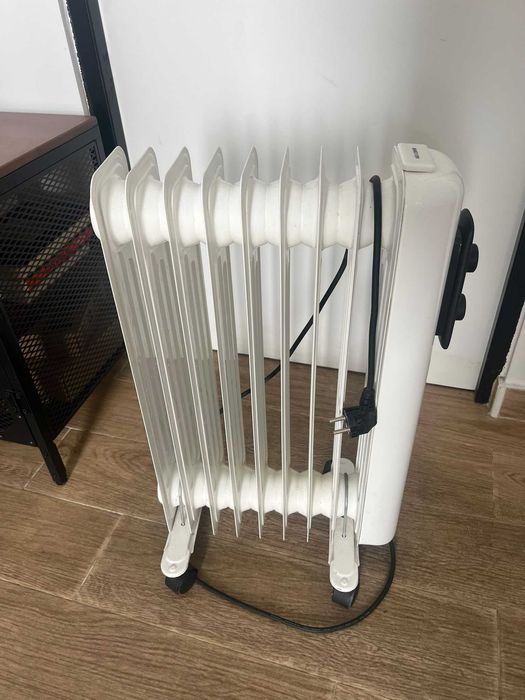 Mesa de escritório + cadeira + aquecedor