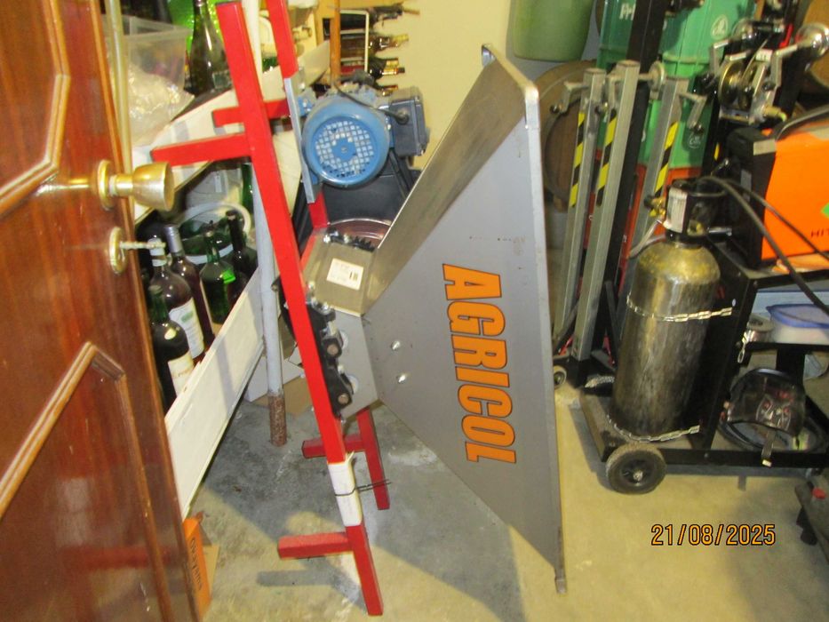 Esmagador de uvas e prensa.