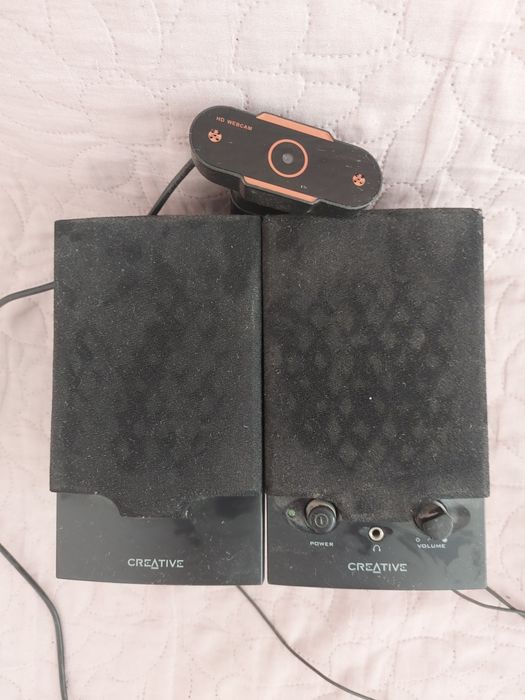 Komputer stacjonarny z monitorem plus głośniki i kamerka