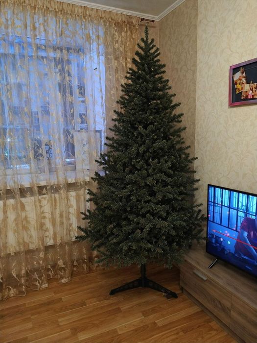 Новорічна штучна ялинка