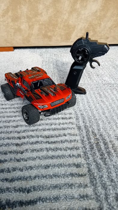 Carinho telecomandado com suspensão