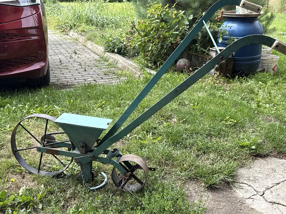 Siewnik jednorzędowy taczkowy