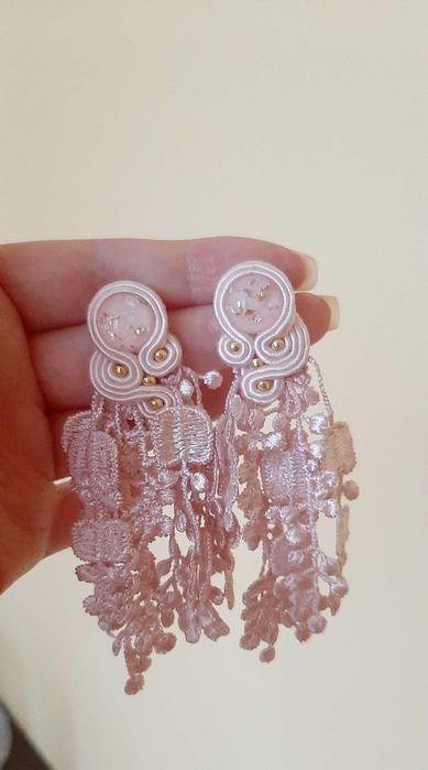 Kolczyki sutasz jasny róż, pudrowe, biżuteria wesele, koronka