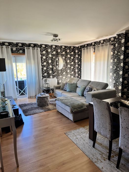 Vendo sala de jantar completa e móvel de tv