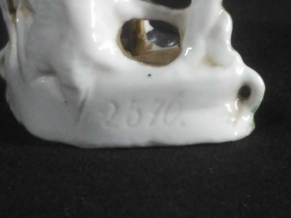 Figura de menino em biscuit