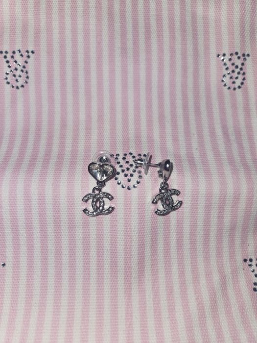 kolczyki serduszka Chanel z cyrkoniami sztyfty