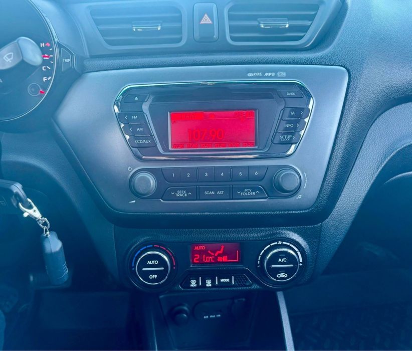 Продам Kia Rio 2012 1.6 бензин