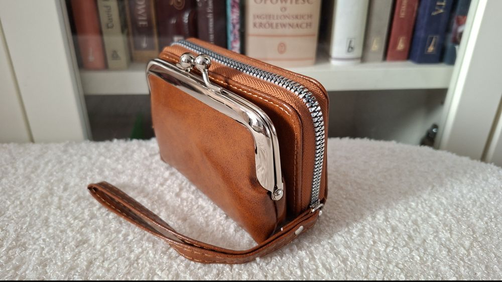 Nowy portfel z delikatnym połyskiem