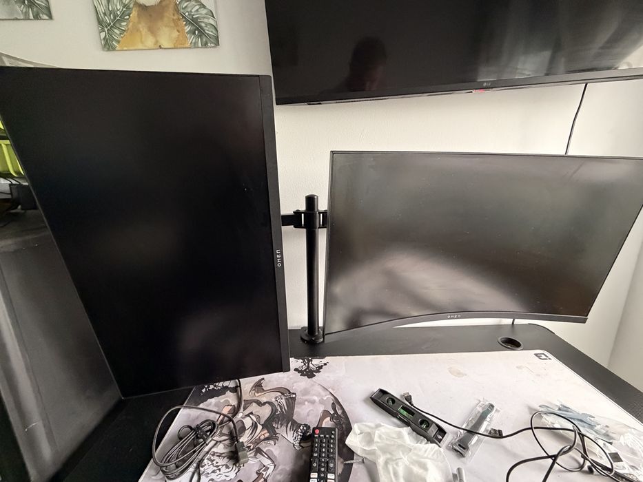 Conjunto dois monitores Omen 27c e 24 FHD