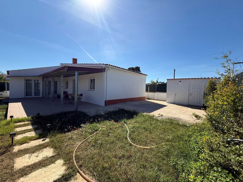 ALUGO casa T2 com jardim em Fernão Ferro de Novembro a Junho
