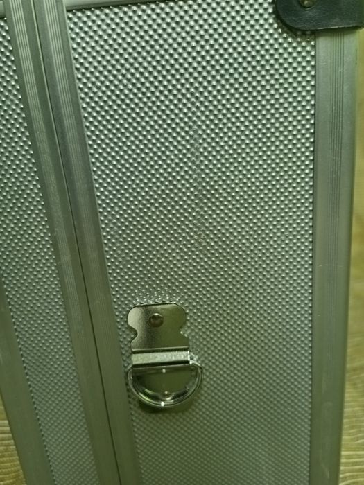 Продам чемодан великий