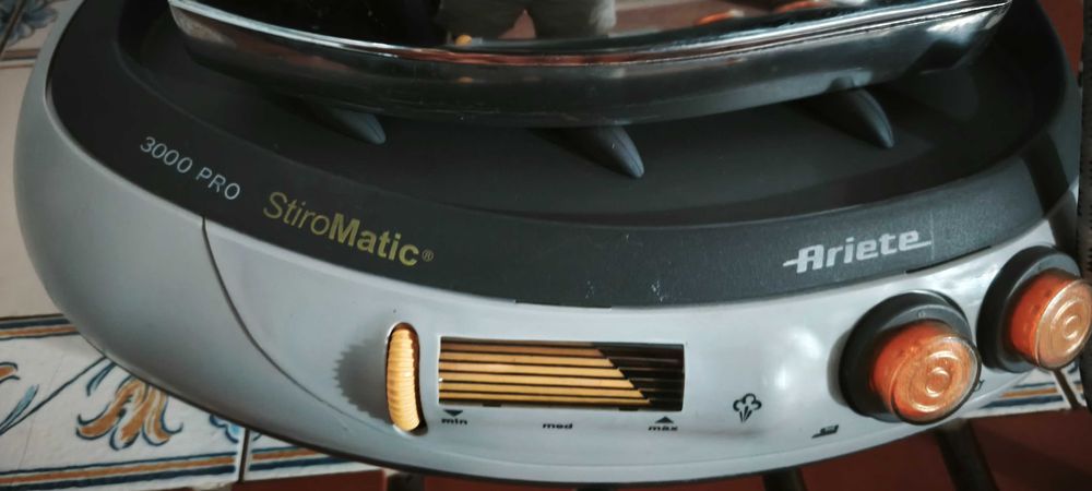 Ferro de engomar com caldeira