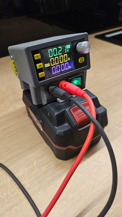 Mobilny zasilacz regulowany 0–36V 6A na akumulator elektronarzędzi